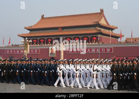 191001 -- PEKING, 1. Oktober 2019 -- Truppen bereiten sich auf die Militärparade vor, die den 70. Jahrestag der Gründung der Volksrepublik China (VR China) in Peking, der Hauptstadt Chinas, am 1. Oktober 2019 feiert. PRC70YearsCHINA-BEIJING-NATIONAL DAY-CELEBRATIONS-VORBEREITUNG CN LixAn PUBLICATIONxNOTxINxCHN Stockfoto