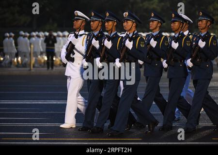 191001 -- PEKING, 1. Oktober 2019 -- Truppen bereiten sich auf die Militärparade vor, die den 70. Jahrestag der Gründung der Volksrepublik China (VR China) in Peking, der Hauptstadt Chinas, am 1. Oktober 2019 feiert. PRC70YearsCHINA-BEIJING-NATIONAL DAY-CELEBRATIONS-VORBEREITUNG CN FanxPeishen PUBLICATIONxNOTxINxCHN Stockfoto