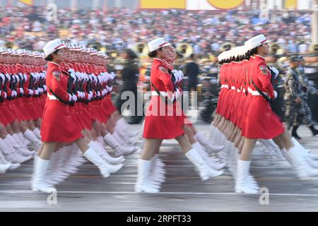 191001 -- PEKING, 1. Oktober 2019 -- Truppen bereiten sich auf die Militärparade vor, die den 70. Jahrestag der Gründung der Volksrepublik China (VR China) in Peking, der Hauptstadt Chinas, am 1. Oktober 2019 feiert. PRC70YearsCHINA-BEIJING-NATIONAL DAY-CELEBRATIONS-VORBEREITUNG CN WangxJianhua PUBLICATIONxNOTxINxCHN Stockfoto