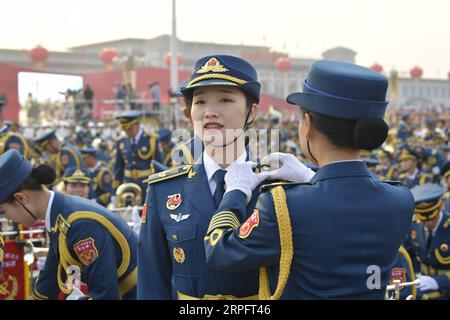 191001 -- PEKING, 1. Oktober 2019 -- Mitglieder der Militärkapelle bereiten sich auf die Militärparade vor, die den 70. Jahrestag der Gründung der Volksrepublik China in Peking, der Hauptstadt Chinas, am 1. Oktober 2019 feiert. PRC70YearsCHINA-BEIJING-NATIONAL DAY-CELEBRATIONS-VORBEREITUNG CN LiuxChan PUBLICATIONxNOTxINxCHN Stockfoto