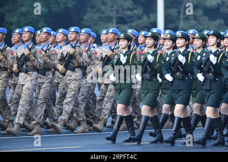 191001 -- PEKING, 1. Oktober 2019 -- Truppen bereiten sich auf die Militärparade vor, die den 70. Jahrestag der Gründung der Volksrepublik China (VR China) in Peking, der Hauptstadt Chinas, am 1. Oktober 2019 feiert. PRC70YearsCHINA-BEIJING-NATIONAL DAY-CELEBRATIONS-VORBEREITUNG CN FanxPeishen PUBLICATIONxNOTxINxCHN Stockfoto