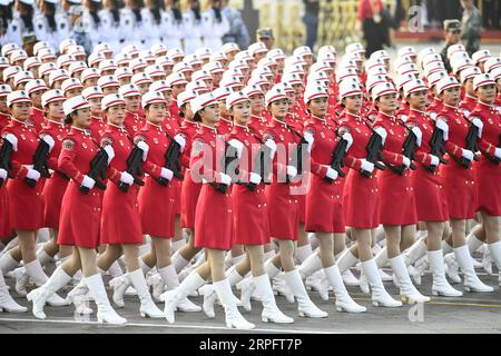 191001 -- PEKING, 1. Oktober 2019 -- Militärangehörige bereiten sich auf die Militärparade vor, die den 70. Jahrestag der Gründung der Volksrepublik China (VR China) in Peking, der Hauptstadt Chinas, am 1. Oktober 2019 feiert. PRC70YearsCHINA-BEIJING-NATIONAL DAY-CELEBRATIONS-VORBEREITUNGEN CN GuoxXulei PUBLICATIONxNOTxINxCHN Stockfoto