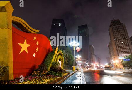 191001 -- PEKING, 1. Oktober 2019 -- Foto aufgenommen am 1. Oktober 2019 zeigt die morgendliche Landschaft auf einer Straße in Ürümqi, Nordwestchinas Autonome Region Xinjiang Uygur. Die Feierlichkeiten zum 70. Jahrestag der Gründung der Volksrepublik China (VR China) finden am Dienstag im Zentrum von Peking statt. PRC70YearsCHINA-MORNING-SCENIC CN WangxFei PUBLICATIONxNOTxINxCHN Stockfoto