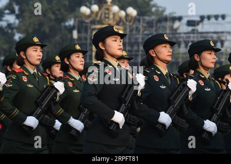 191001 -- PEKING, 1. Okt. 2019 -- Dienstfrauen bereiten sich auf die Militärparade zum 70. Jahrestag der Gründung der Volksrepublik China VR China in Peking, Hauptstadt Chinas, 1. Okt. 2019 vor. PRC70YearsCHINA-BEIJING-NATIONAL DAY-CELEBRATIONS-VORBEREITUNG CN RenxChao PUBLICATIONxNOTxINxCHN Stockfoto
