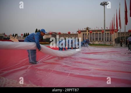 191001 -- PEKING, 1. Oktober 2019 Xinhua -- Arbeiter bereiten sich vor den Feierlichkeiten zum 70. Jahrestag der Gründung der Volksrepublik China auf dem Tian-Anmen-Platz in Peking, der Hauptstadt Chinas, am 1. Oktober 2019 vor. Xinhua/Sadat PRC70YearsCHINA-BEIJING-NATIONAL DAY-CELEBRATIONS-VORBEREITUNG CN PUBLICATIONxNOTxINxCHN Stockfoto