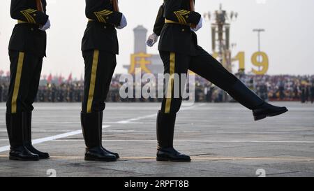 191001 -- PEKING, 1. Oktober 2019 -- Truppen bereiten sich auf die Militärparade vor, die den 70. Jahrestag der Gründung der Volksrepublik China (VR China) in Peking, der Hauptstadt Chinas, am 1. Oktober 2019 feiert. PRC70YearsCHINA-BEIJING-NATIONAL DAY-CELEBRATIONS-VORBEREITUNG CN LixGa PUBLICATIONxNOTxINxCHN Stockfoto