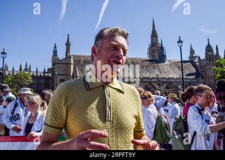 London, Großbritannien. September 2023. Chris Packham spricht während der Demonstration mit den Medien. Der Naturforscher und TV-Moderator Chris Packham begleitete Wissenschaftler und Klimaaktivisten auf dem Parliament Square, als sie einen Protest gegen neues Öl und Gas inszenierten. Quelle: SOPA Images Limited/Alamy Live News Stockfoto