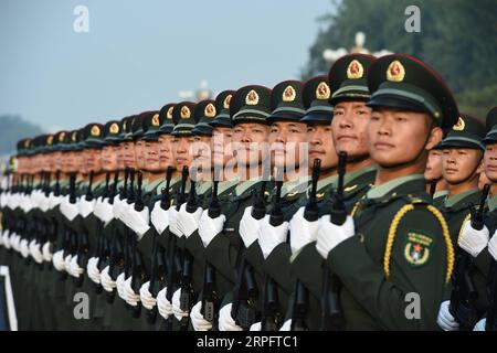 191001 -- PEKING, 1. Oktober 2019 -- Truppen bereiten sich auf die Militärparade zum 70. Jahrestag der Gründung der Volksrepublik China VR China in Peking, der Hauptstadt Chinas, am 1. Oktober 2019 vor. PRC70YearsCHINA-BEIJING-NATIONAL DAY-CELEBRATIONS-VORBEREITUNG CN FanxPeishen PUBLICATIONxNOTxINxCHN Stockfoto