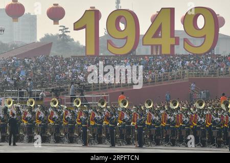 191001 -- PEKING, 1. Oktober 2019 -- Militärbandmitglieder Proben für die Militärparade anlässlich des 70. Jahrestages der Gründung der Volksrepublik China VR China in Peking, Hauptstadt Chinas, 1. Oktober 2019. PRC70YearsCHINA-BEIJING-NATIONAL DAY-CELEBRATIONS-VORBEREITUNG CN LiuxXiao PUBLICATIONxNOTxINxCHN Stockfoto