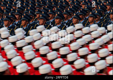 191001 -- PEKING, 1. Oktober 2019 -- Militärangehörige bereiten sich auf die Militärparade vor, die den 70. Jahrestag der Gründung der Volksrepublik China (VR China) in Peking, der Hauptstadt Chinas, am 1. Oktober 2019 feiert. PRC70YearsCHINA-BEIJING-NATIONAL DAY-CELEBRATIONS-VORBEREITUNG CN ShenxBohan PUBLICATIONxNOTxINxCHN Stockfoto
