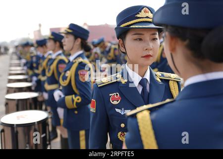 191001 -- PEKING, 1. Oktober 2019 -- Mitglieder der Militärkapelle bereiten sich auf die Militärparade vor, die den 70. Jahrestag der Gründung der Volksrepublik China in Peking, der Hauptstadt Chinas, am 1. Oktober 2019 feiert. PRC70YearsCHINA-BEIJING-NATIONAL DAY-CELEBRATIONS-VORBEREITUNG CN LiuxChan PUBLICATIONxNOTxINxCHN Stockfoto