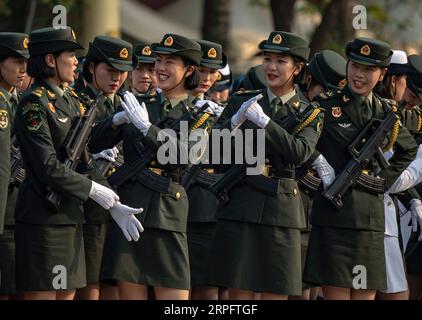 191001 -- PEKING, 1. Oktober 2019 -- Militärpersonal rastet vor der Militärparade zum 70. Jahrestag der Gründung der Volksrepublik China VR China in Peking, Hauptstadt Chinas, 1. Oktober 2019. PRC70YearsCHINA-BEIJING-NATIONAL DAY-CELEBRATIONS-VORBEREITUNG CN JiangxWenyao PUBLICATIONxNOTxINxCHN Stockfoto