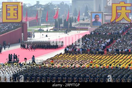 191001 -- PEKING, 1. Oktober 2019 -- die Nationalflaggenwachen eskortieren einen fünf-Sterne-marsch mit roter Flagge vom Denkmal zu den Volkshelden zum nationalen Flaggenposten im nördlichen Teil des Tian-Anmen-Platzes in Peking, Hauptstadt von China, 1. Oktober 2019. PRC70YearsCHINA-BEIJING-NATIONAL DAY-CELEBRATIONS CN YinxBogu PUBLICATIONxNOTxINxCHN Stockfoto