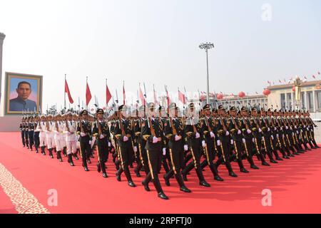 191001 -- PEKING, 1. Oktober 2019 -- Truppen werden während der Feierlichkeiten zum 70. Jahrestag der Gründung der Volksrepublik China in Peking, der Hauptstadt Chinas, am 1. Oktober 2019 gesehen. PRC70YearsCHINA-BEIJING-NATIONAL DAY-CELEBRATIONS CN ZhaoxYingquan PUBLICATIONxNOTxINxCHN Stockfoto