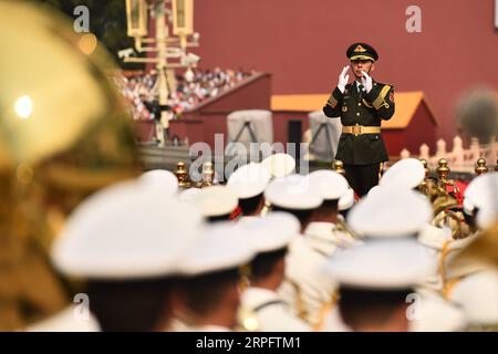 191001 -- PEKING, 1. Oktober 2019 -- Militärbandmitglieder treten während der Feierlichkeiten anlässlich des 70. Jahrestages der Gründung der Volksrepublik China in Peking, der Hauptstadt Chinas, am 1. Oktober 2019 auf. PRC70YearsCHINA-BEIJING-NATIONAL DAY-CELEBRATIONS CN LixHe PUBLICATIONxNOTxINxCHN Stockfoto
