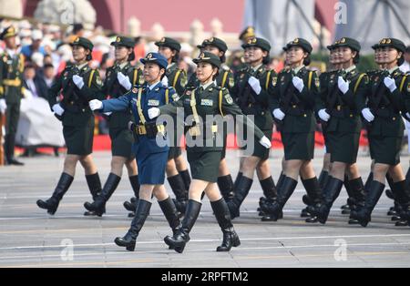 191001 -- PEKING, 1. Oktober 2019 -- Eine Formation von Dienstfrauen marschiert während der Feierlichkeiten zum 70. Jahrestag der Gründung der Volksrepublik China in Peking, Hauptstadt Chinas, 1. Oktober 2019. PRC70YearsCHINA-BEIJING-NATIONAL DAY-CELEBRATIONS CN RenxChao PUBLICATIONxNOTxINxCHN Stockfoto