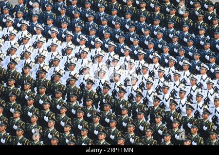 191001 -- PEKING, 1. Oktober 2019 -- Eine Formation der Ehrengarde marschiert während der Feierlichkeiten zum 70. Jahrestag der Gründung der Volksrepublik China in Peking, der Hauptstadt Chinas, am 1. Oktober 2019. PRC70YearsCHINA-BEIJING-NATIONAL DAY-CELEBRATIONS CN ZhaixJianlan PUBLICATIONxNOTxINxCHN Stockfoto