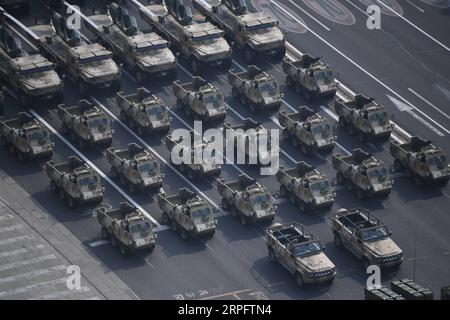191001 -- PEKING, 1. Oktober 2019 -- Militärfahrzeuge bereiten sich auf eine Militärparade vor, die den 70. Gründungsjubiläum der Volksrepublik China (VR China) in Peking, der Hauptstadt Chinas, am 1. Oktober 2019 feiert. PRC70YearsCHINA-BEIJING-NATIONAL DAY-CELEBRATIONS CN WangxKai PUBLICATIONxNOTxINxCHN Stockfoto