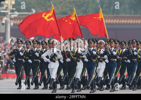 191001 -- PEKING, 1. Oktober 2019 -- Eine Formation der Ehrengarde marschiert während der Feierlichkeiten zum 70. Jahrestag der Gründung der Volksrepublik China in Peking, der Hauptstadt Chinas, am 1. Oktober 2019. PRC70YearsCHINA-BEIJING-NATIONAL DAY-CELEBRATIONS CN RenxLong PUBLICATIONxNOTxINxCHN Stockfoto