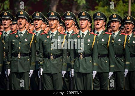 191001 -- PEKING, 1. Oktober 2019 -- Truppen singen Chinas Nationalhymne während der Feierlichkeiten zum 70. Gründungsjubiläum der Volksrepublik China VR China in Peking, Hauptstadt Chinas, 1. Oktober 2019. PRC70YearsCHINA-BEIJING-NATIONAL DAY-CELEBRATIONS CN JiangxWenyao PUBLICATIONxNOTxINxCHN Stockfoto