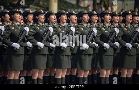 191001 -- PEKING, 1. Oktober 2019 -- Eine Formation von Soldatinnen marschiert während einer großen Militärparade zum 70. Gründungsjubiläum der Volksrepublik China in Peking, Hauptstadt Chinas, 1. Oktober 2019. PRC70YearsCHINA-BEIJING-NATIONAL DAY-CELEBRATIONS CN JiangxWenyao PUBLICATIONxNOTxINxCHN Stockfoto