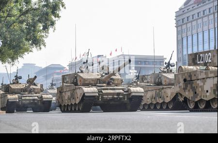 191001 -- PEKING, 1. Oktober 2019 -- Panzer nehmen an einer Militärparade Teil, die den 70. Gründungsjubiläum der Volksrepublik China (VR China) in Peking, der Hauptstadt Chinas, am 1. Oktober 2019 feiert. PRC70YearsCHINA-BEIJING-NATIONAL DAY-CELEBRATIONS CN XiaxYifang PUBLICATIONxNOTxINxCHN Stockfoto