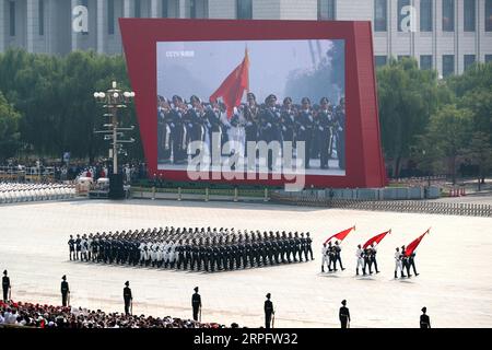 191001 -- PEKING, 1. Oktober 2019 -- Eine Formation der Ehrengarde marschiert in einer großen Militärparade, die den 70. Jahrestag der Gründung der Volksrepublik China in Peking, der Hauptstadt Chinas, am 1. Oktober 2019 feiert. PRC70YearsCHINA-BEIJING-NATIONAL DAY-CELEBRATIONS CN LanxHongguang PUBLICATIONxNOTxINxCHN Stockfoto