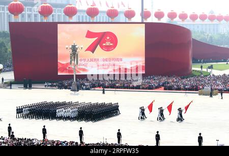 191001 -- PEKING, 1. Oktober 2019 -- Eine Formation der Ehrengarde marschiert in einer großen Militärparade, die den 70. Jahrestag der Gründung der Volksrepublik China in Peking, der Hauptstadt Chinas, am 1. Oktober 2019 feiert. PRC70YearsCHINA-BEIJING-NATIONAL DAY-CELEBRATIONS CN LanxHongguang PUBLICATIONxNOTxINxCHN Stockfoto