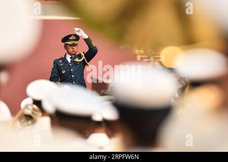 191001 -- PEKING, 1. Oktober 2019 -- Ein Mitglied der Militärband tritt während der Feierlichkeiten anlässlich des 70. Jahrestages der Gründung der Volksrepublik China VR China in Peking, der Hauptstadt Chinas, am 1. Oktober 2019 auf. PRC70YearsCHINA-BEIJING-NATIONAL DAY-CELEBRATIONS CN LixHe PUBLICATIONxNOTxINxCHN Stockfoto
