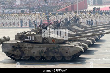 191001 -- PEKING, 1. Oktober 2019 -- Eine Panzerformation nimmt an einer großen Militärparade Teil, die den 70. Jahrestag der Gründung der Volksrepublik China in Peking, der Hauptstadt Chinas, am 1. Oktober 2019 feiert. PRC70YearsCHINA-BEIJING-NATIONAL DAY-CELEBRATIONS CN WangxYe PUBLICATIONxNOTxINxCHN Stockfoto