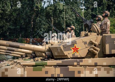 191001 -- PEKING, 1. Oktober 2019 -- Eine Panzerformation nimmt an einer Militärparade Teil, die den 70. Gründungsjubiläum der Volksrepublik China (VR China) in Peking, der Hauptstadt Chinas, am 1. Oktober 2019 feiert. PRC70YearsCHINA-BEIJING-NATIONAL DAY-CELEBRATIONS CN JiangxWenyao PUBLICATIONxNOTxINxCHN Stockfoto