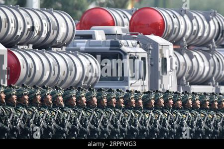 191001 -- PEKING, 1. Oktober 2019 -- Truppen nehmen an einer Militärparade Teil, die den 70. Gründungsjubiläum der Volksrepublik China (VR China) in Peking, der Hauptstadt Chinas, am 1. Oktober 2019 feiert. PRC70YearsCHINA-BEIJING-NATIONAL DAY-CELEBRATIONS CN ZhangxHongxiang PUBLICATIONxNOTxINxCHN Stockfoto