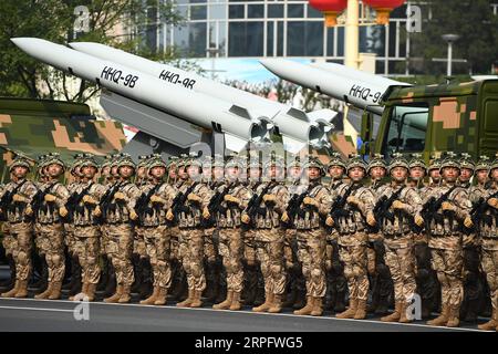 191001 -- PEKING, 1. Oktober 2019 -- Truppen nehmen an einer Militärparade Teil, die den 70. Gründungsjubiläum der Volksrepublik China (VR China) in Peking, der Hauptstadt Chinas, am 1. Oktober 2019 feiert. PRC70YearsCHINA-BEIJING-NATIONAL DAY-CELEBRATIONS CN ZhangxHongxiang PUBLICATIONxNOTxINxCHN Stockfoto