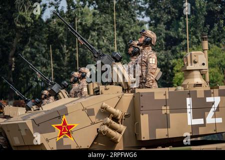 191001 -- PEKING, 1. Oktober 2019 -- Eine Panzerformation nimmt an einer Militärparade Teil, die den 70. Gründungsjubiläum der Volksrepublik China (VR China) in Peking, der Hauptstadt Chinas, am 1. Oktober 2019 feiert. PRC70YearsCHINA-BEIJING-NATIONAL DAY-CELEBRATIONS CN JiangxWenyao PUBLICATIONxNOTxINxCHN Stockfoto