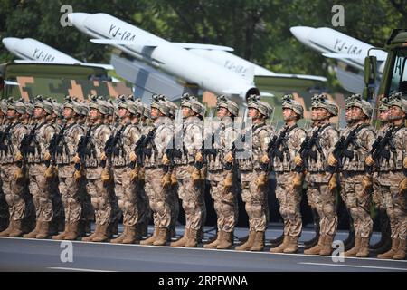 191001 -- PEKING, 1. Oktober 2019 -- Truppen nehmen an einer Militärparade Teil, die den 70. Gründungsjubiläum der Volksrepublik China (VR China) in Peking, der Hauptstadt Chinas, am 1. Oktober 2019 feiert. PRC70YearsCHINA-BEIJING-NATIONAL DAY-CELEBRATIONS CN XuexYuge PUBLICATIONxNOTxINxCHN Stockfoto