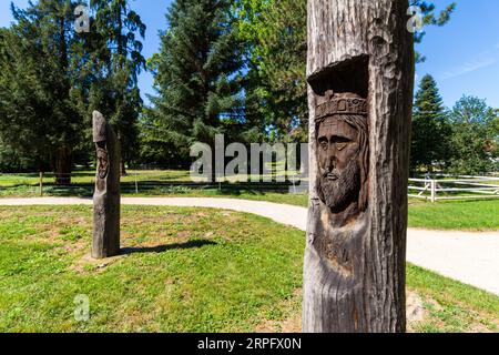 Geschnitzte hölzerne Gedenksäulen für Istvan Szechenyi und St. Szent Istvan (König Stephan I.) im Park des Szechenyi Herrenpalastes, Nagycenk, Ungarn Stockfoto