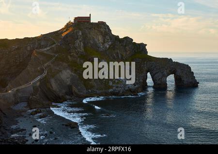 Gaztelugatxe Island, Drehort des Dragonstone-Films in der Game of Thrones-Serie, mit seiner Einsiedelei an der Spitze (Bermeo, Biskaya, Baskenland, Spanien) Stockfoto