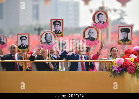 191001 -- PEKING, 1. Oktober 2019 -- Eine Formation, die den Staatshelden Respekt zollt, nimmt an den Feierlichkeiten zum 70. Jahrestag der Gründung der Volksrepublik China China in Peking, der Hauptstadt Chinas, am 1. Oktober 2019 Teil. PRC70YearsCHINA-BEIJING-NATIONAL DAY-CELEBRATIONS CN LixXin PUBLICATIONxNOTxINxCHN Stockfoto