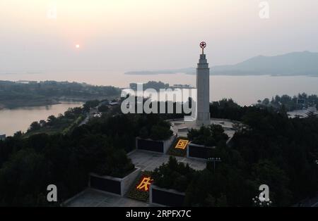 191001 -- PEKING, 1. Oktober 2019 -- Luftaufnahme, aufgenommen am 1. Oktober 2019, zeigt das Xibaipo-Denkmal im Morgenglühen in der nordchinesischen Provinz Hebei. XINHUA FOTOS DES TAGES WangxXiao PUBLICATIONxNOTxINxCHN Stockfoto