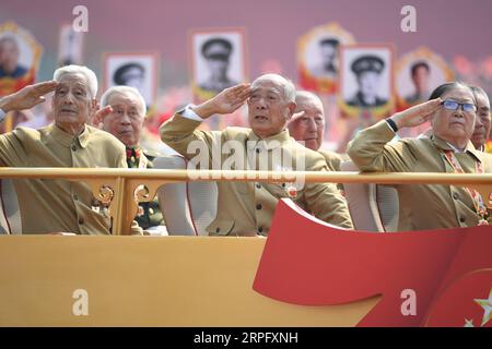 191001 -- PEKING, 1. Oktober 2019 -- Eine Formation, die den Staatshelden Respekt zollt, nimmt an den Feierlichkeiten zum 70. Jahrestag der Gründung der Volksrepublik China China in Peking, der Hauptstadt Chinas, am 1. Oktober 2019 Teil. PRC70YearsCHINA-BEIJING-NATIONAL DAY-CELEBRATIONS CN LixGa PUBLICATIONxNOTxINxCHN Stockfoto