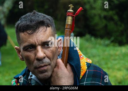 Ein katholischer Pilger namens Romeiro rastet am Straßenrand während seiner 8-tägigen Wanderung um die Azoreninsel Sao Miguel am 26. März 2023 in Povoação, Portugal. Die Pilger besuchen 100 Schreine und Kirchen während der Veranstaltung aus dem Jahr 1522, als ein Erdbeben die ersten Siedlungen zerstörte. Stockfoto