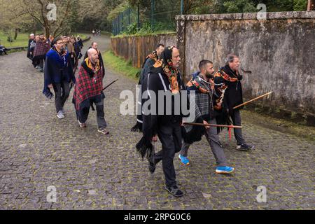 Römisch-katholische Pilger, genannt Romeiros, kommen bei ihrer 8-tägigen Wanderung um die Azoreninsel Sao Miguel, am 30. März 2023 in Furnãs, Portugal, in der Kapelle der Muttergottes der Siege an. Die Pilger besuchen 100 Schreine und Kirchen während der Veranstaltung aus dem Jahr 1522, als ein Erdbeben die ersten Siedlungen zerstörte. Stockfoto