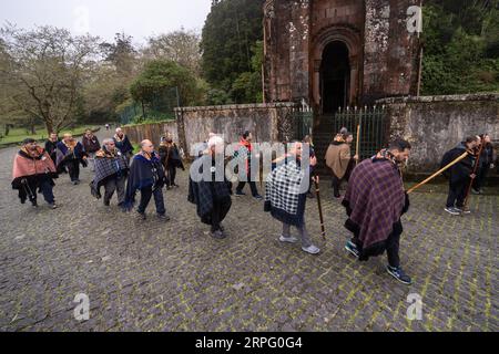 Römisch-katholische Pilger, genannt Romeiros, kommen bei ihrer 8-tägigen Wanderung um die Azoreninsel Sao Miguel, am 30. März 2023 in Furnãs, Portugal, in der Kapelle der Muttergottes der Siege an. Die Pilger besuchen 100 Schreine und Kirchen während der Veranstaltung aus dem Jahr 1522, als ein Erdbeben die ersten Siedlungen zerstörte. Stockfoto