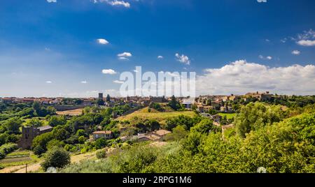 Tuscania, Viterbo, Latium. Ein Blick auf das antike mittelalterliche Dorf Tuscania, Stadt der Etrusker, von der Spitze des Hügels, der sich vor t erhebt Stockfoto