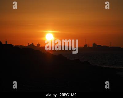 Sheerness, Kent, Großbritannien. September 2023. Wetter in Großbritannien: Sonnenuntergang in Sheerness, Kent am Ende eines warmen Tages. Quelle: James Bell/Alamy Live News Stockfoto