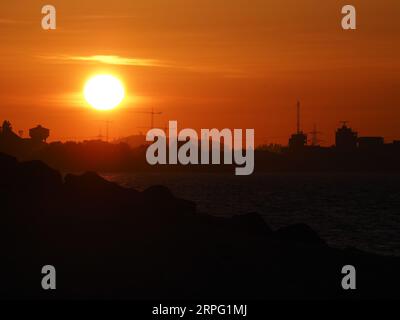 Sheerness, Kent, Großbritannien. September 2023. Wetter in Großbritannien: Sonnenuntergang in Sheerness, Kent am Ende eines warmen Tages. Quelle: James Bell/Alamy Live News Stockfoto