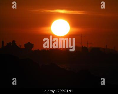 Sheerness, Kent, Großbritannien. September 2023. Wetter in Großbritannien: Sonnenuntergang in Sheerness, Kent am Ende eines warmen Tages. Quelle: James Bell/Alamy Live News Stockfoto