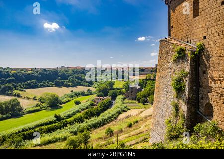 Tuscania, Viterbo, Latium. Ein Blick auf das antike mittelalterliche Dorf Tuscania, Stadt der Etrusker, von der Spitze des Hügels, der sich vor t erhebt Stockfoto