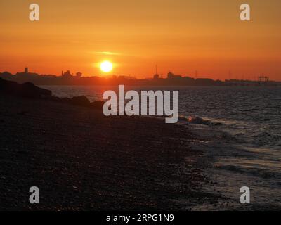 Sheerness, Kent, Großbritannien. September 2023. Wetter in Großbritannien: Sonnenuntergang in Sheerness, Kent am Ende eines warmen Tages. Quelle: James Bell/Alamy Live News Stockfoto