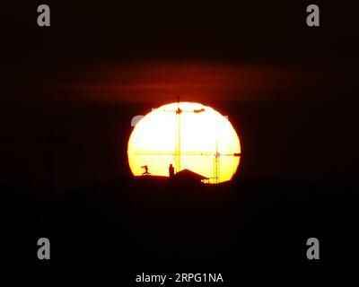 Sheerness, Kent, Großbritannien. September 2023. Wetter in Großbritannien: Sonnenuntergang in Sheerness, Kent am Ende eines warmen Tages. Quelle: James Bell/Alamy Live News Stockfoto